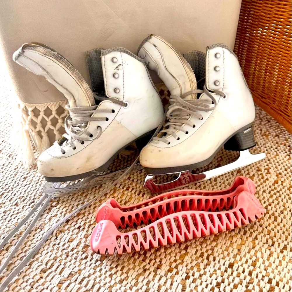 Jackson’s skating skates size 2 coronation ACE blade size 8 “ Edea Guards